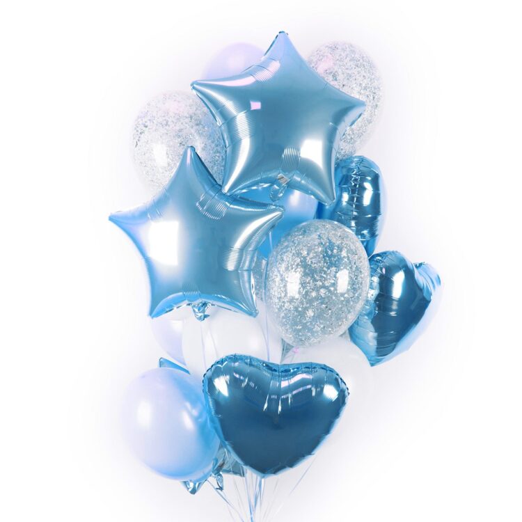 Композиция из бело-голубых и прозрачных шаров с серебряными блестками, сердцами и звездами