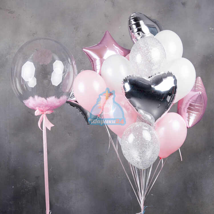 Композиция бело-розовых шаров и прозрачными шарами с серебряными блестками, с большим кристальным шаром с розовыми перьями