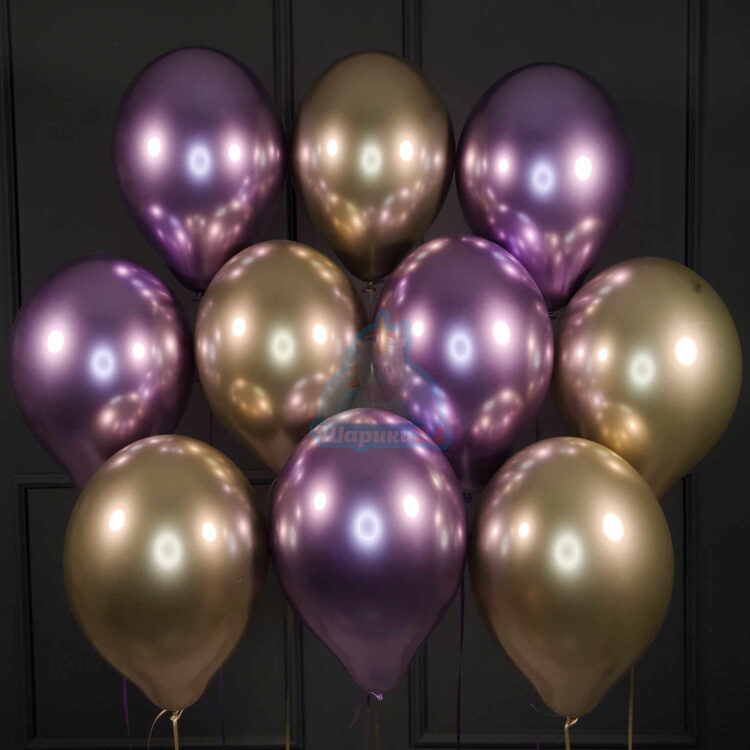 Облако фиолетовых и золотых хромированных шариков