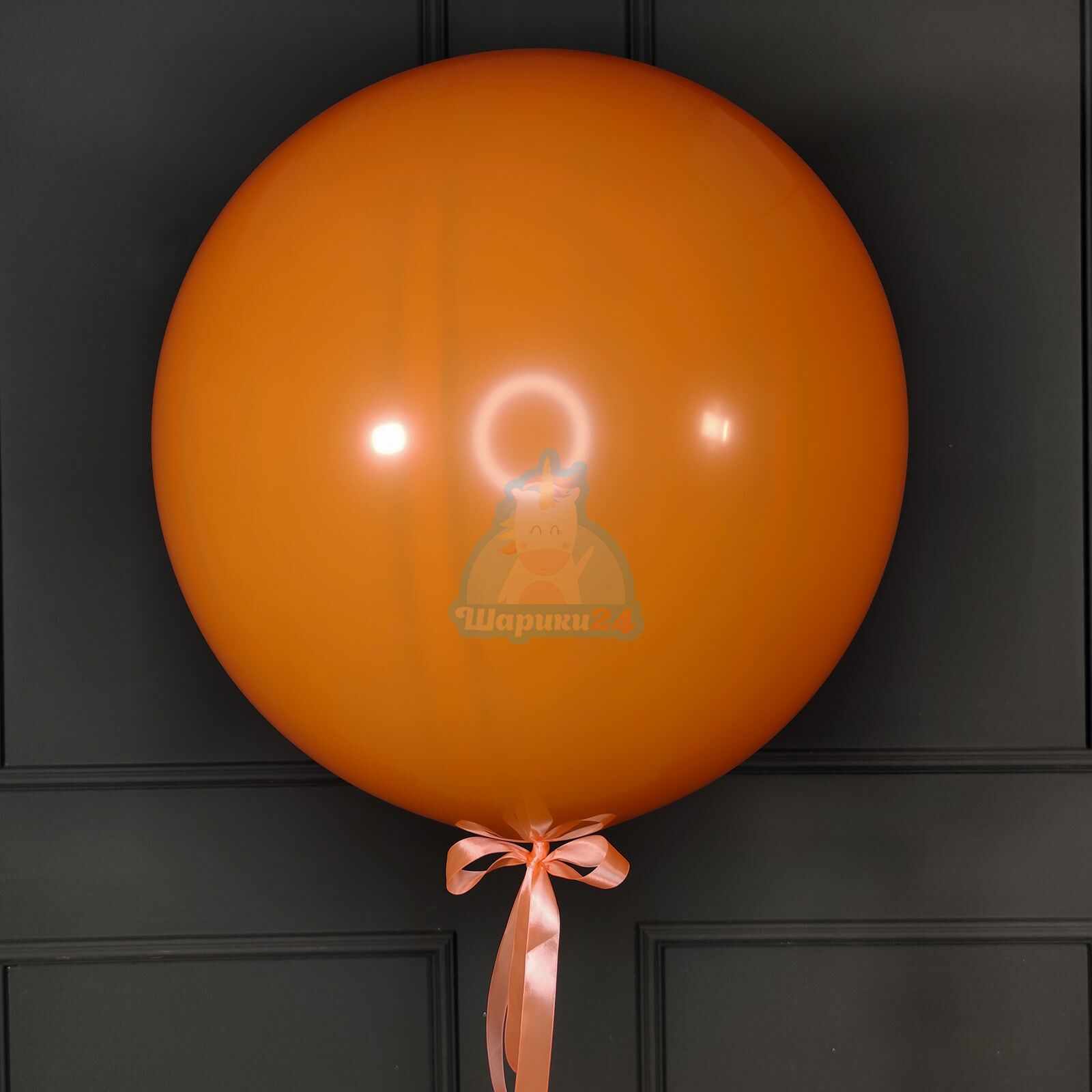 На оранжевом шаре. Оранжевый шар большой. Большие оранжевые шары. Шары серебро и оранжевый. Люстра шар оранжевая.