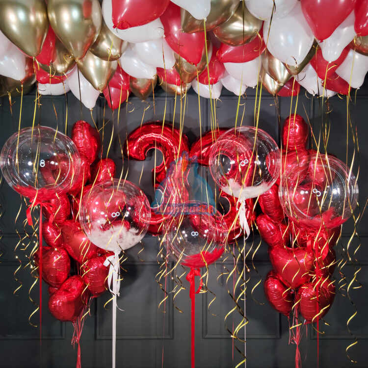 Большая композиция на день рождения с красными цифрами кристальными шарами и сердцами