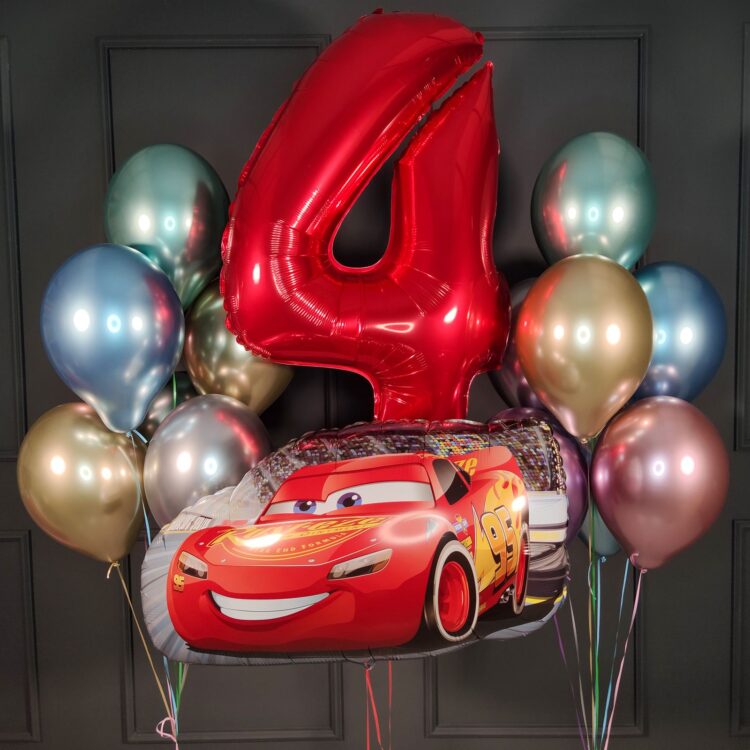 Композиция на день рождения из хромированных шаров с цифрой и машинкой