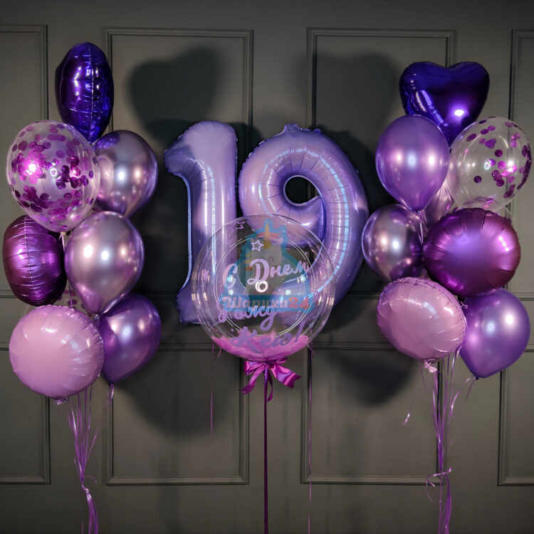 Композиция из фиолетовых сердец, сиреневых цифр и кристального шара с надписью