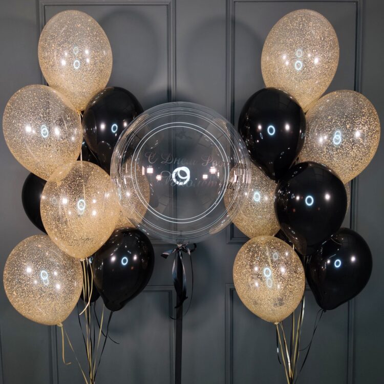 Черные и прозрачные шары с золотыми блестками и кристальный шар с надписью