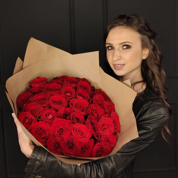 Букет из 35 красных роз в крафтовой упаковке