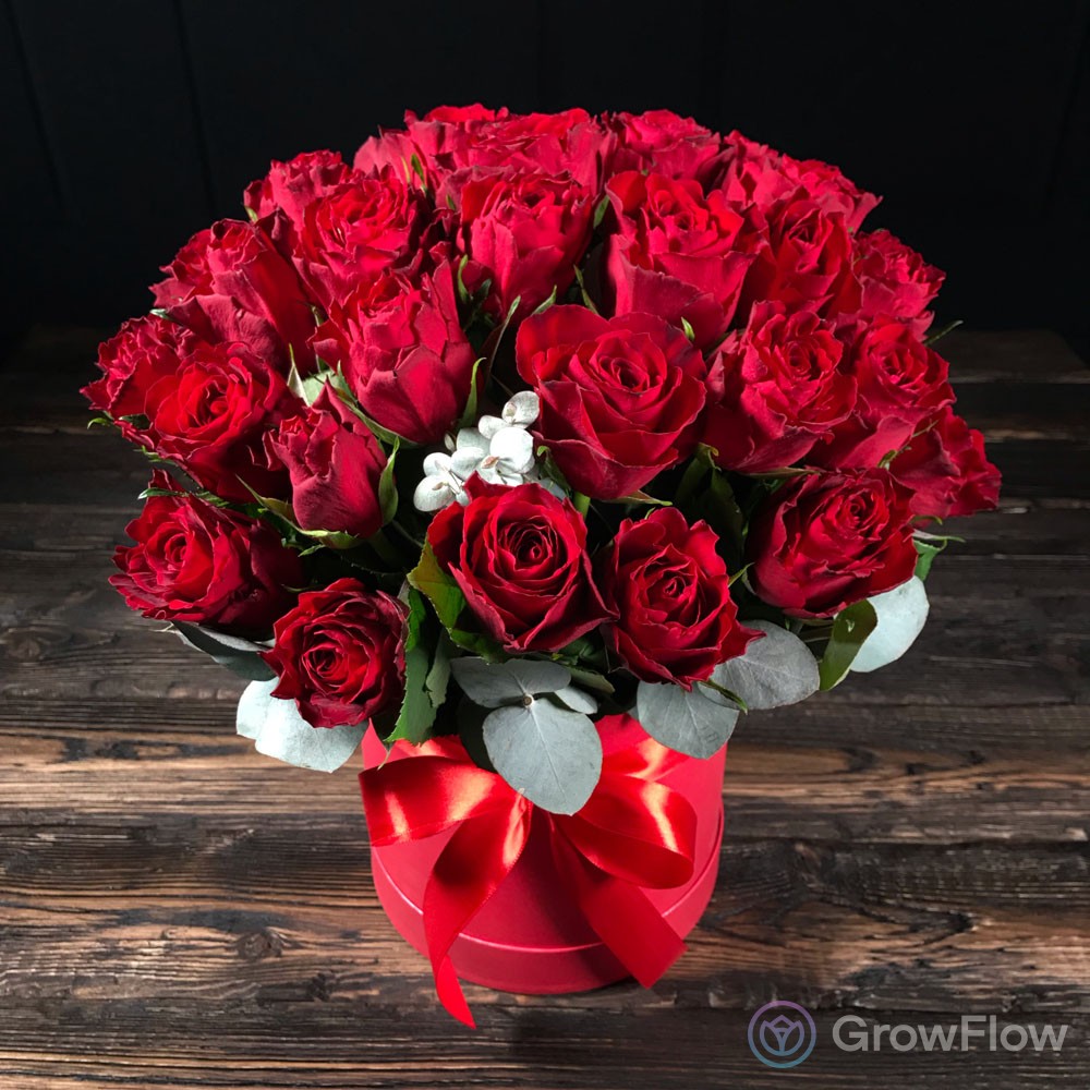 39 красных роз в шляпной коробке