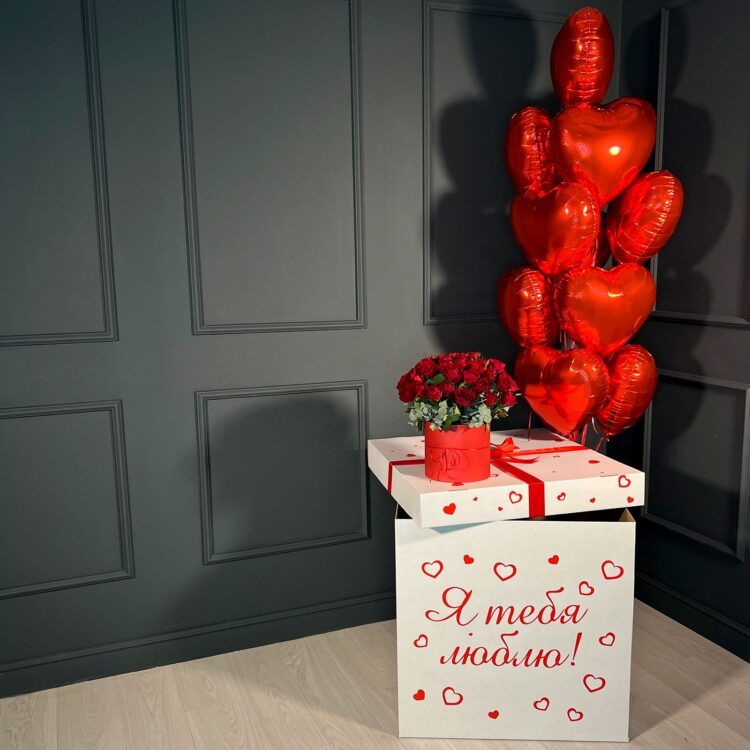 Композиция из сердец в белой коробке + красная коробка с розами