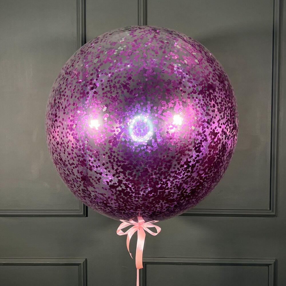 Большой прозрачный шар с розовыми квадратными блестками