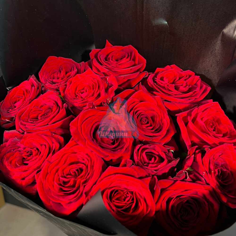 Букет из 15 красных роз в черной упаковке