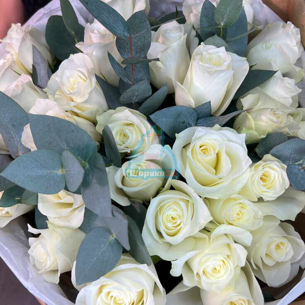 Композиция из белых и золотых хромированных шаров и букетом белых роз с эвкалиптом 35 шт