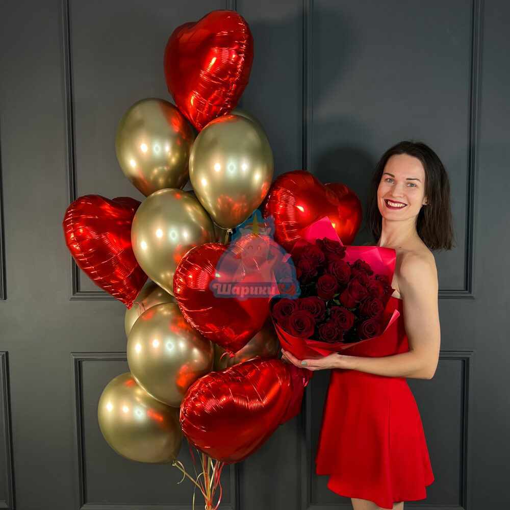 Композиция золотых шаров с сердцами и букет из 25 красных роз