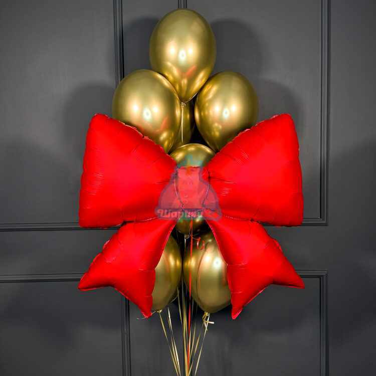 Композиция из золотых шаров с красным бантом