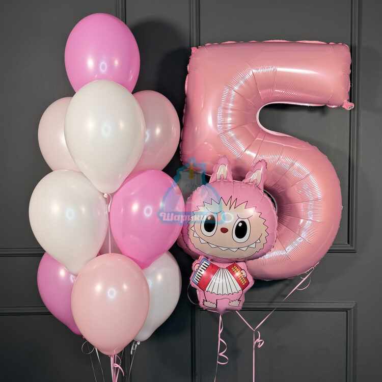 Композиция из нежных шариков с розовой цифрой и фигурой Лабубу