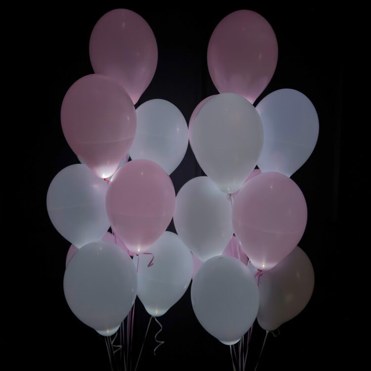 Белые и розовые шарики со светодиодами