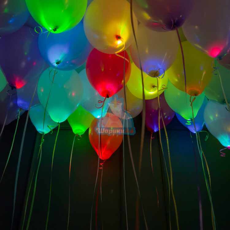 Разноцветные шарикик с разноцветными мигающими светодиодами под потолок