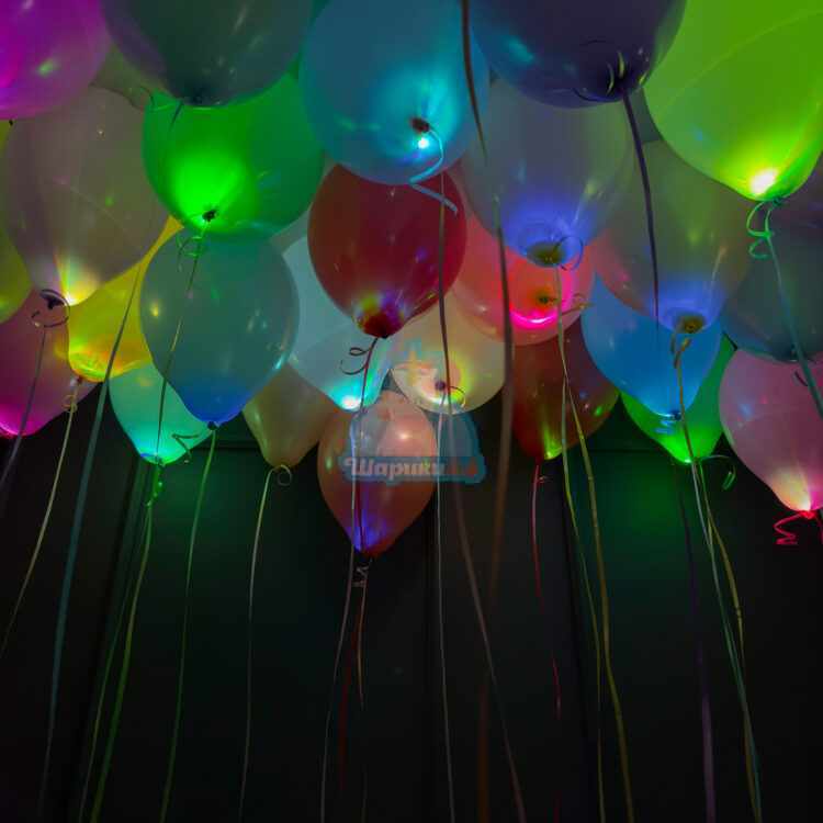 Разноцветные шарикик с белыми светодиодами под потолок
