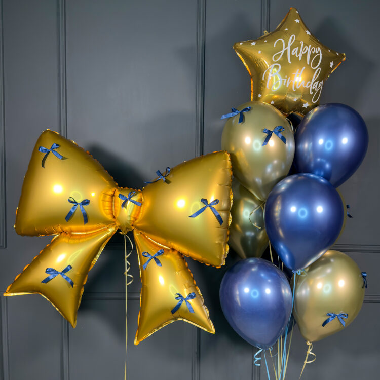 Набор из хромированных шаров со звездой и золотым бантом с бантиками